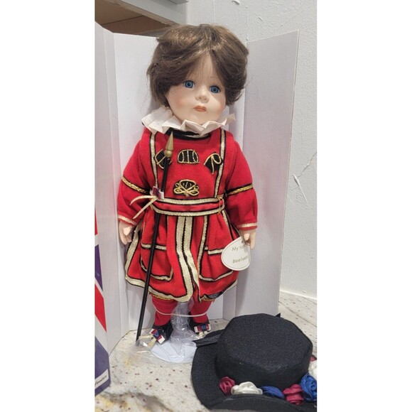 NEW Beefeate Tower of London Guard Soldier VTG Leonardo Collectio Porcelain Doll - Picture 2 of 14